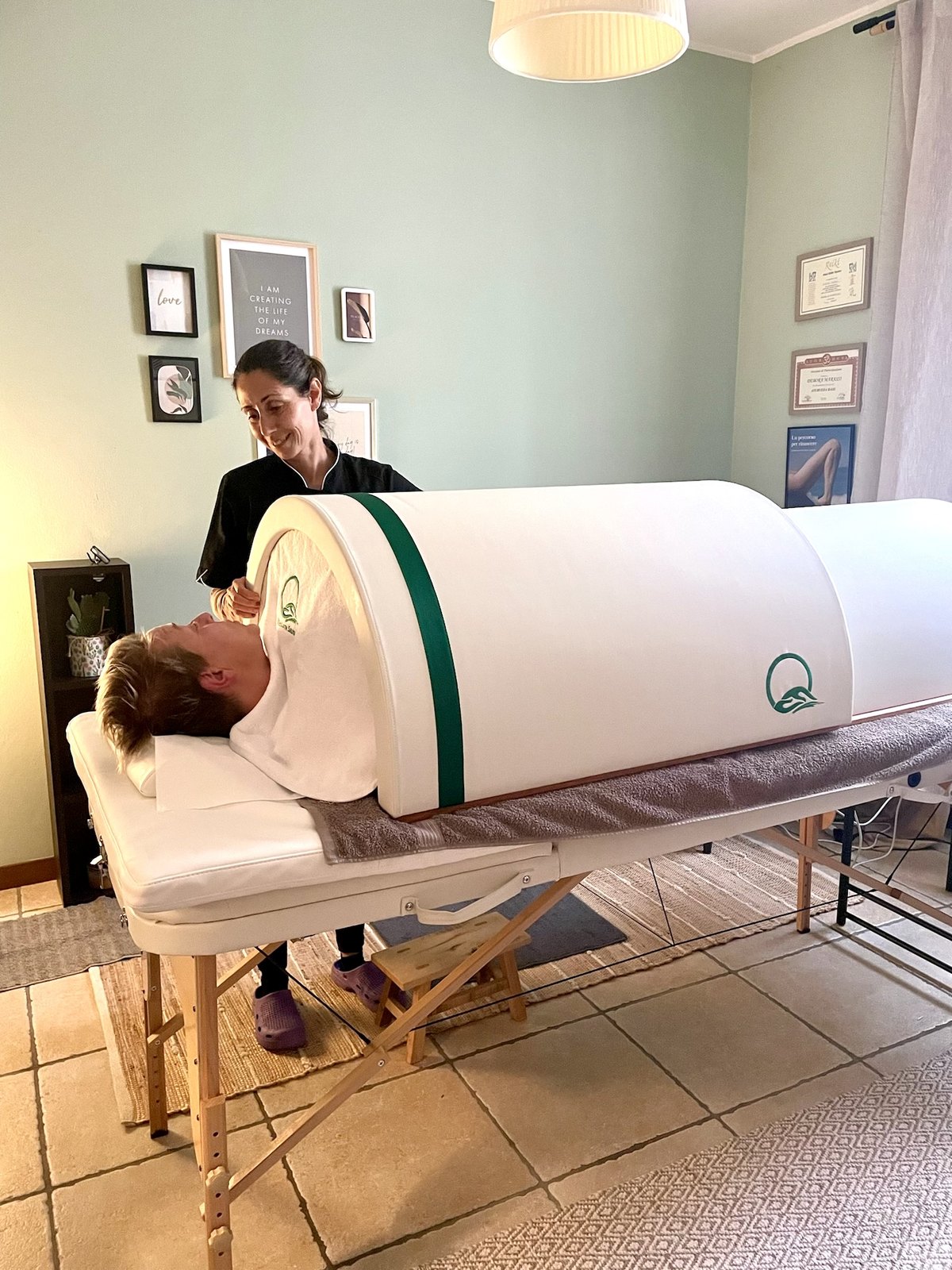 Operatrice al lavoro con la sauna professionale in uno studio di Verona